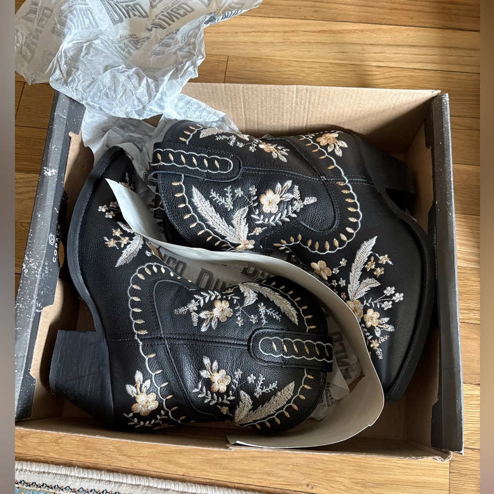 Dingo Primrose Black Leather Boot, Size 7